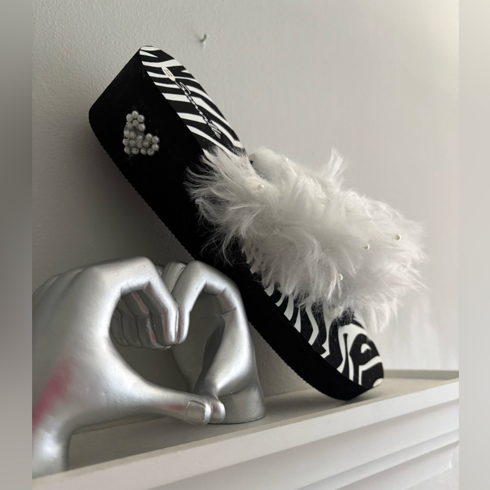 🌸. #5010.  Zebra Print Slide Sandal with White Feather Trim